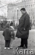 Lata 60., Warszawa, Polska.
Ojciec z dziećmi na placu Komuny Paryskiej (obecnie plac Wilsona), w głębi kino Wisła.
Fot. Marek Zürn, zbiory Fundacji Ośrodka KARTA