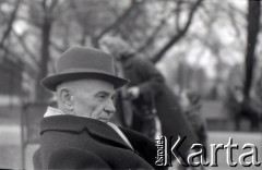Lata 60., Warszawa, Polska.
W parku.
Fot. Marek Zürn, zbiory Fundacji Ośrodka KARTA