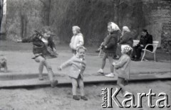 Lata 60., Warszawa, Polska.
Dzieci w piaskownicy.
Fot. Marek Zürn, zbiory Fundacji Ośrodka KARTA