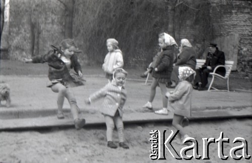 Lata 60., Warszawa, Polska.
Dzieci w piaskownicy.
Fot. Marek Zürn, zbiory Fundacji Ośrodka KARTA