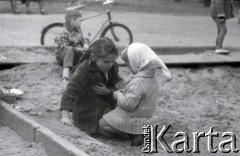 Lata 60., Warszawa, Polska.
Dziewczynki w piaskownicy.
Fot. Marek Zürn, zbiory Fundacji Ośrodka KARTA