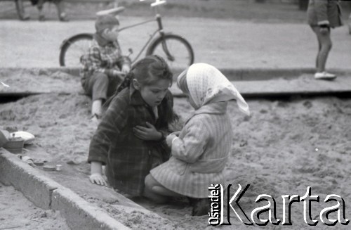 Lata 60., Warszawa, Polska.
Dziewczynki w piaskownicy.
Fot. Marek Zürn, zbiory Fundacji Ośrodka KARTA
