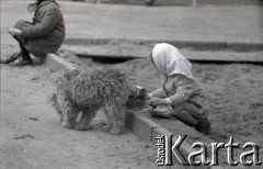 Lata 60., Warszawa, Polska.
Dziewczynka w piaskownicy.
Fot. Marek Zürn, zbiory Fundacji Ośrodka KARTA