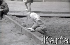 Lata 60., Warszawa, Polska.
Dziewczynka w piaskownicy.
Fot. Marek Zürn, zbiory Fundacji Ośrodka KARTA