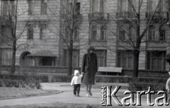 Lata 60., Warszawa, Polska.
Kobieta z dzieckiem na skwerze przy ulicy Karowej.
Fot. Marek Zürn, zbiory Fundacji Ośrodka KARTA