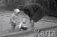 Lata 60., Warszawa, Polska.
Dzieci z mamą w piaskownicy.
Fot. Marek Zürn, zbiory Fundacji Ośrodka KARTA