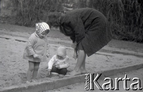Lata 60., Warszawa, Polska.
Dzieci z mamą w piaskownicy.
Fot. Marek Zürn, zbiory Fundacji Ośrodka KARTA