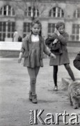 Lata 60., Warszawa, Polska.
Dziewczynki z psem.
Fot. Marek Zürn, zbiory Fundacji Ośrodka KARTA