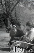 Lata 60., Warszawa, Polska.
W parku.
Fot. Marek Zürn, zbiory Fundacji Ośrodka KARTA