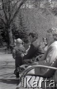 Lata 60., Warszawa, Polska.
W parku.
Fot. Marek Zürn, zbiory Fundacji Ośrodka KARTA