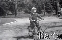 Lata 60., Warszawa, Polska.
Chłopiec na rowerze w parku.
Fot. Marek Zürn, zbiory Fundacji Ośrodka KARTA