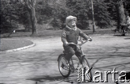 Lata 60., Warszawa, Polska.
Chłopiec na rowerze w parku.
Fot. Marek Zürn, zbiory Fundacji Ośrodka KARTA