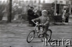 Lata 60., Warszawa, Polska.
Chłopiec na rowerze w parku.
Fot. Marek Zürn, zbiory Fundacji Ośrodka KARTA