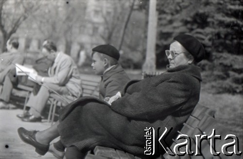 Lata 60., Warszawa, Polska.
W parku.
Fot. Marek Zürn, zbiory Fundacji Ośrodka KARTA