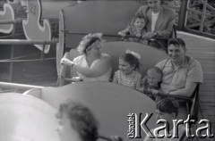 Lata 60., Warszawa, Polska.
Wesołe miasteczko na warszawskim Solcu.
Fot. Marek Zürn, zbiory Fundacji Ośrodka KARTA