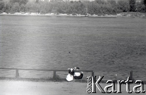 Lata 60., Warszawa, Polska.
Randka nad Wisłą.
Fot. Marek Zürn, zbiory Fundacji Ośrodka KARTA