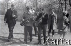 Lata 60., Warszawa, Polska.
Młodzi mężczyźni z gitarami.
Fot. Marek Zürn, zbiory Fundacji Ośrodka KARTA