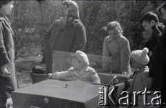 Lata 60., Warszawa, Polska.
Dzieci podczas zabawy w samochodzie-zabawce.
Fot. Marek Zürn, zbiory Fundacji Ośrodka KARTA