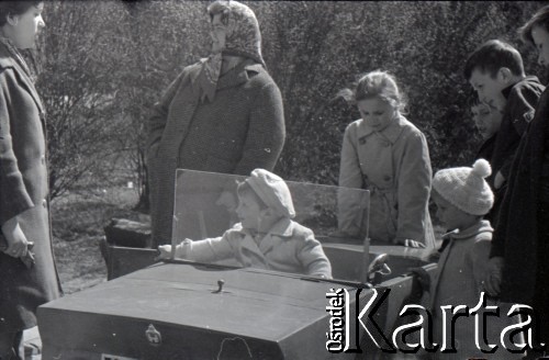 Lata 60., Warszawa, Polska.
Dzieci podczas zabawy w samochodzie-zabawce.
Fot. Marek Zürn, zbiory Fundacji Ośrodka KARTA