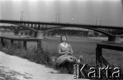 Lata 60., Warszawa, Polska.
Kobieta opala się na brzegu Wisły, w głębi Most Poniatowskiego.
Fot. Marek Zürn, zbiory Fundacji Ośrodka KARTA
