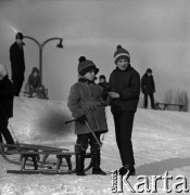 Lata 60., Warszawa, Polska.
Dzieci na sankach, górka na placu Lelewela na Żoliborzu.
Fot. Marek Zürn, zbiory Fundacji Ośrodka KARTA