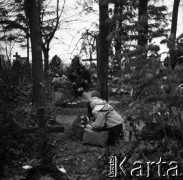 Lata 60., miejsce nieznane, Polska.
Na opuszczonym cmentarzu.
Fot. Marek Zürn, zbiory Fundacji Ośrodka KARTA