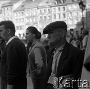 Lata 60., Warszawa, Polska.
Mieszkańcy obserwują ekipę telewizyjną na Rynku Starego Miasta.
Fot. Marek Zürn, zbiory Fundacji Ośrodka KARTA