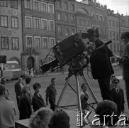 Lata 60., Warszawa, Polska.
Ekipa telewizyjna na Rynku Starego Miasta.
Fot. Marek Zürn, zbiory Fundacji Ośrodka KARTA