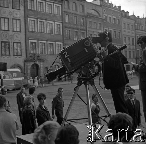 Lata 60., Warszawa, Polska.
Ekipa telewizyjna na Rynku Starego Miasta.
Fot. Marek Zürn, zbiory Fundacji Ośrodka KARTA