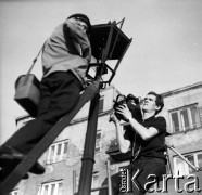 1970, Warszawa, Polska.
Realizacja odcinka Polskiej Kroniki Filmowej o warszawskim latarniku, n/z od lewej: Władysław Kasprzak, latarnik obsługujący rejon Targówka i Szmulowizny, operator Piotr Jaxa (Piotr Kwiatkowski).
Fot. Marek Zürn, zbiory Fundacji Ośrodka KARTA