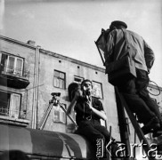 1970, Warszawa, Polska.
Realizacja odcinka Polskiej Kroniki Filmowej o warszawskim latarniku, n/z od lewej: operator Piotr Jaxa (Piotr Kwiatkowski), Władysław Kasprzak, latarnik obsługujący rejon Targówka i Szmulowizny.
Fot. Marek Zürn, zbiory Fundacji Ośrodka KARTA