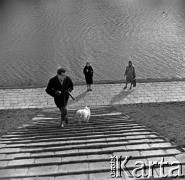 Lata 60., Warszawa, Polska.
Spacer z psem.
Fot. Marek Zürn, zbiory Fundacji Ośrodka KARTA
