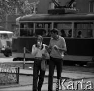 Lata 60., Warszawa, Polska.
Para młodych ludzi na ulicy.
Fot. Marek Zürn, zbiory Fundacji Ośrodka KARTA