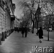 Lata 60., Warszawa, Polska.
Ulica Krakowskie Przedmieście.
Fot. Marek Zürn, zbiory Fundacji Ośrodka KARTA