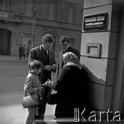 Lata 60., Warszawa, Polska.
Starsza kobieta sprzedaje bukiety niezapominajek na ulicy Nowy Świat.
Fot. Marek Zürn, zbiory Fundacji Ośrodka KARTA