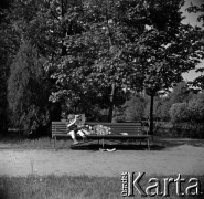 Lata 60., Warszawa, Polska.
Chłopiec z mamą na ławce w parku.
Fot. Marek Zürn, zbiory Fundacji Ośrodka KARTA