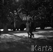 Lata 60., Warszawa, Polska.
Para młodych ludzi na ulicy.
Fot. Marek Zürn, zbiory Fundacji Ośrodka KARTA