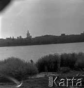 Lata 60., Warszawa, Polska.
Brzeg Wisły, w tle lewobrzeżna Warszawa.
Fot. Marek Zürn, zbiory Fundacji Ośrodka KARTA
