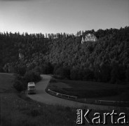 Lata 60., Ojców, Polska.
Autobus na szosie w Dolinie Prądnika.
Fot. Marek Zürn, zbiory Fundacji Ośrodka KARTA