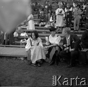 04.09.1966, Warszawa, Polska.
Centralne Dożynki (Dożynki Tysiąclecia) na stadionie X-lecia, n/z rozmowa z fotoreporterem.
Fot. Marek Zürn, zbiory Fundacji Ośrodka KARTA