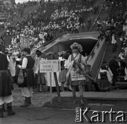 04.09.1966, Warszawa, Polska.
Centralne Dożynki (Dożynki Tysiąclecia) na stadionie X-lecia, n/z zespoły ludowe na trybunie.
Fot. Marek Zürn, zbiory Fundacji Ośrodka KARTA