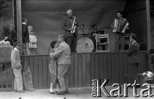 Lata 60., Stary Sącz, Polska.
Potańcówka na estradzie w plenerze.
Fot. Marek Zürn, zbiory Fundacji Ośrodka KARTA