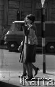 Lata 60., Warszawa, Polska.
Kobiety na ulicy Nowy Świat.
Fot. Marek Zürn, zbiory Fundacji Ośrodka KARTA