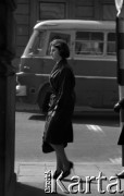 Lata 60., Warszawa, Polska.
Kobieta na ulicy Nowy Świat.
Fot. Marek Zürn, zbiory Fundacji Ośrodka KARTA
