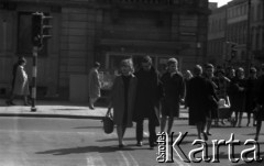 Lata 60., Warszawa, Polska.
Przechodnie na skrzyżowaniu ulicy Nowy Świat i Świętokrzyskiej.
Fot. Marek Zürn, zbiory Fundacji Ośrodka KARTA