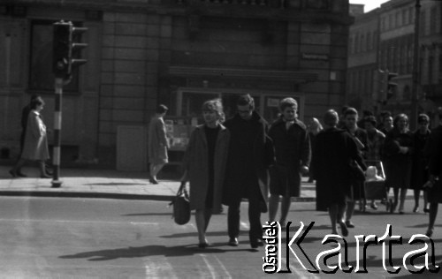 Lata 60., Warszawa, Polska.
Przechodnie na skrzyżowaniu ulicy Nowy Świat i Świętokrzyskiej.
Fot. Marek Zürn, zbiory Fundacji Ośrodka KARTA