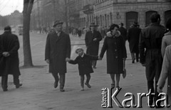 Lata 60., Warszawa, Polska.
Przechodnie na ulicy Krakowskie Przedmieście.
Fot. Marek Zürn, zbiory Fundacji Ośrodka KARTA