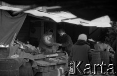 Lata 60., Warszawa, Polska.
Bazar na Pradze.
Fot. Marek Zürn, zbiory Fundacji Ośrodka KARTA