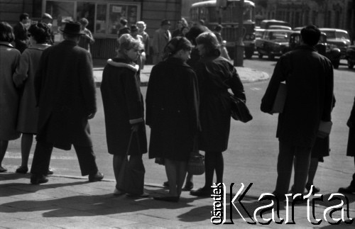 Lata 60., Warszawa, Polska.
Przechodnie na skrzyżowaniu ulicy Nowy Świat i Świętokrzyskiej.
Fot. Marek Zürn, zbiory Fundacji Ośrodka KARTA