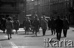 Lata 60., Warszawa, Polska.
Przechodnie na skrzyżowaniu ulicy Nowy Świat i Świętokrzyskiej.
Fot. Marek Zürn, zbiory Fundacji Ośrodka KARTA